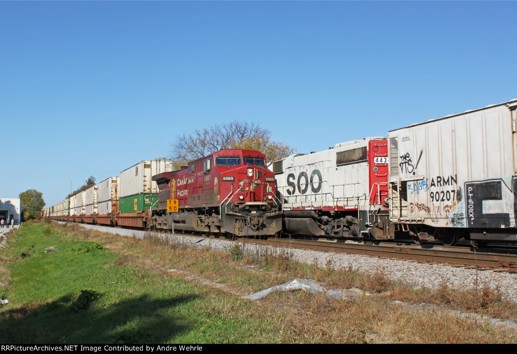 Eastbound intermodal 198 meets G67 on the fly